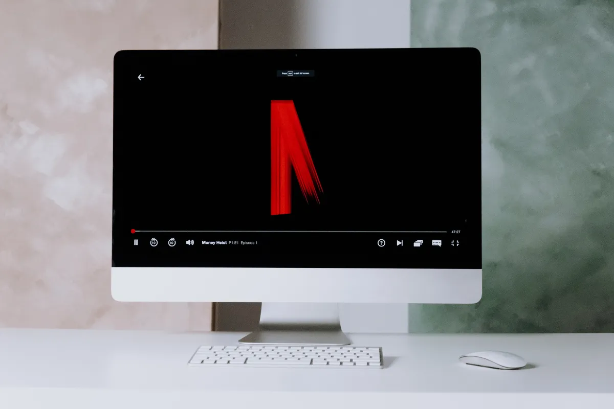 Monitor mostrando a logo da Netflix